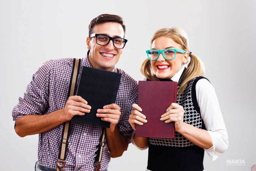 Un nerd con una ragazza
